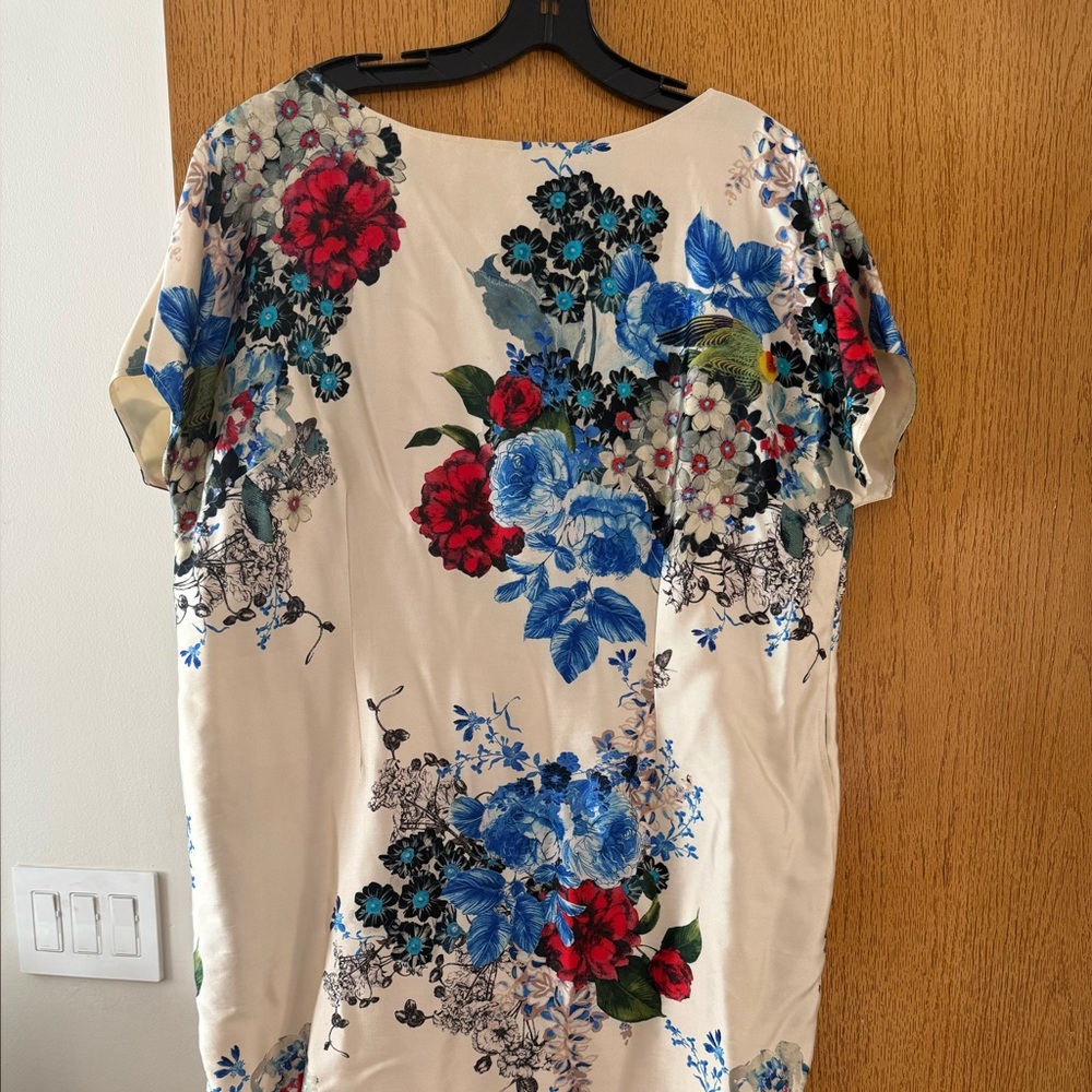 St. John silk off whiteDress with Blue Accents and pockets